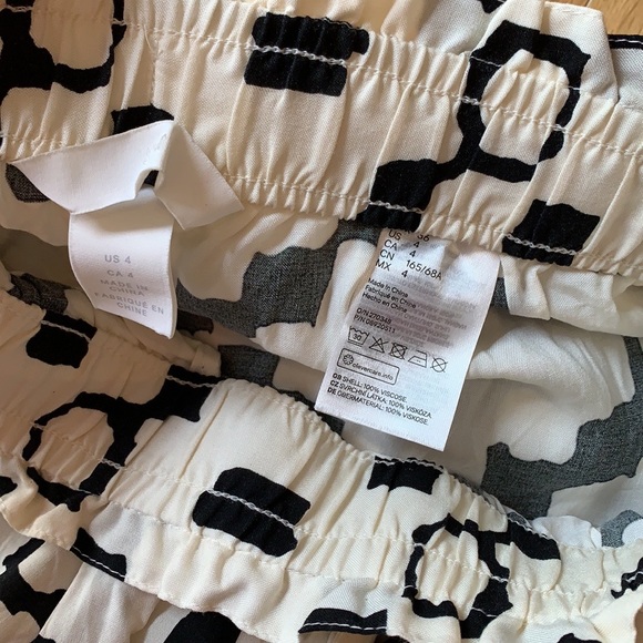 NWOT Wide leg flowy pants with a cool print - Picture 4 of 5